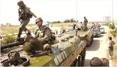 جنود من الجيش السوري اثناء السيطرة على طريق (السيفرة- حلب)